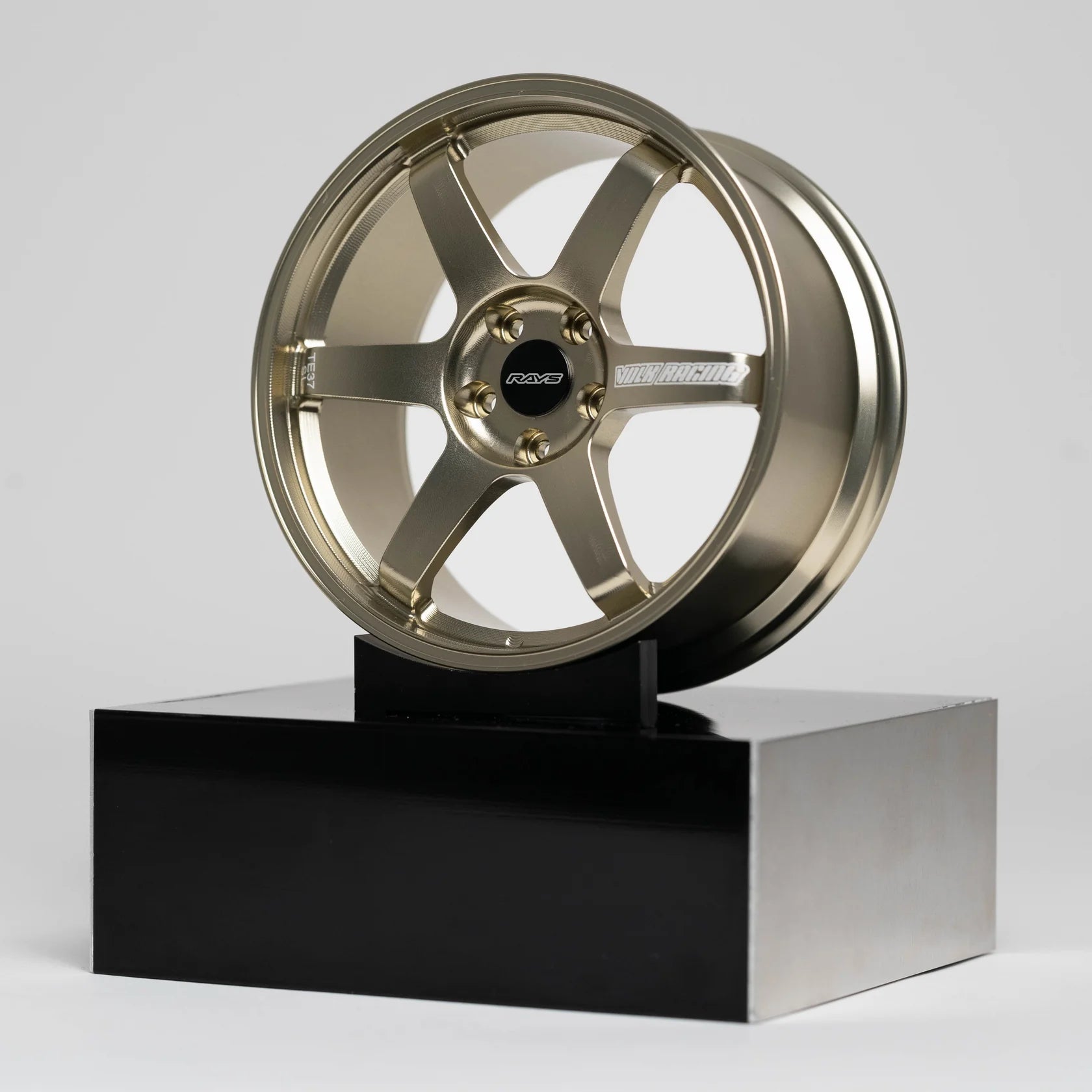 Miniaturfelge im RAYS TE37 Design in kupfer – Maßstab 1:5 aus Aluminium