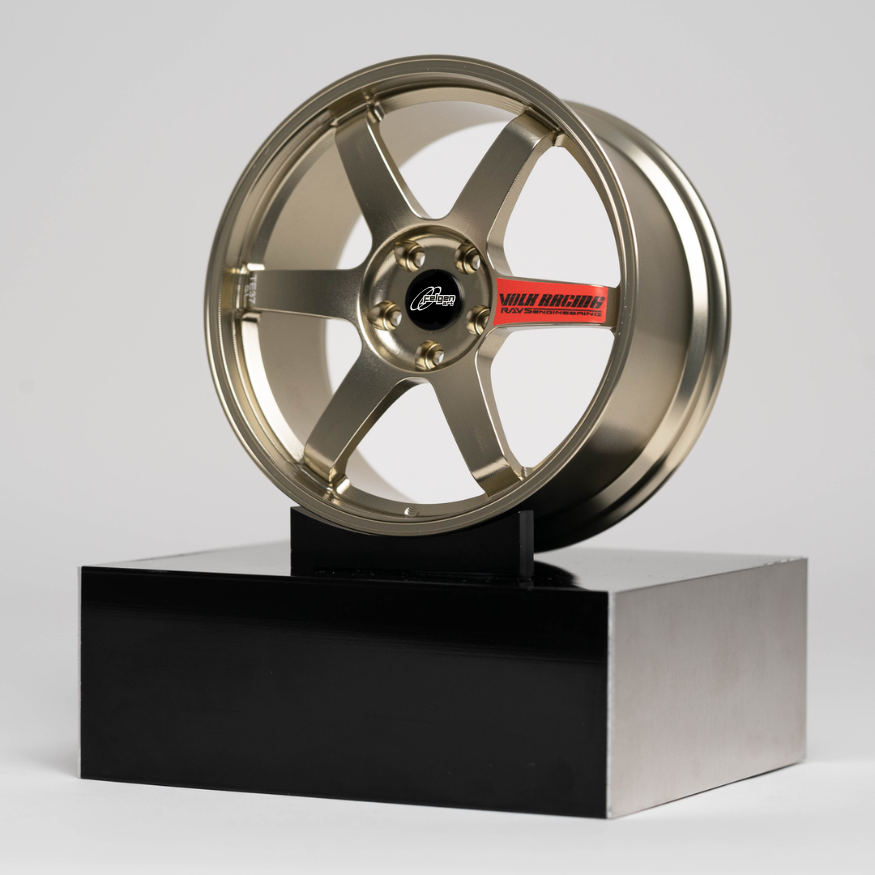 Miniaturfelge im RAYS TE37 Design in kupfer rot – Maßstab 1:5 aus Aluminium
