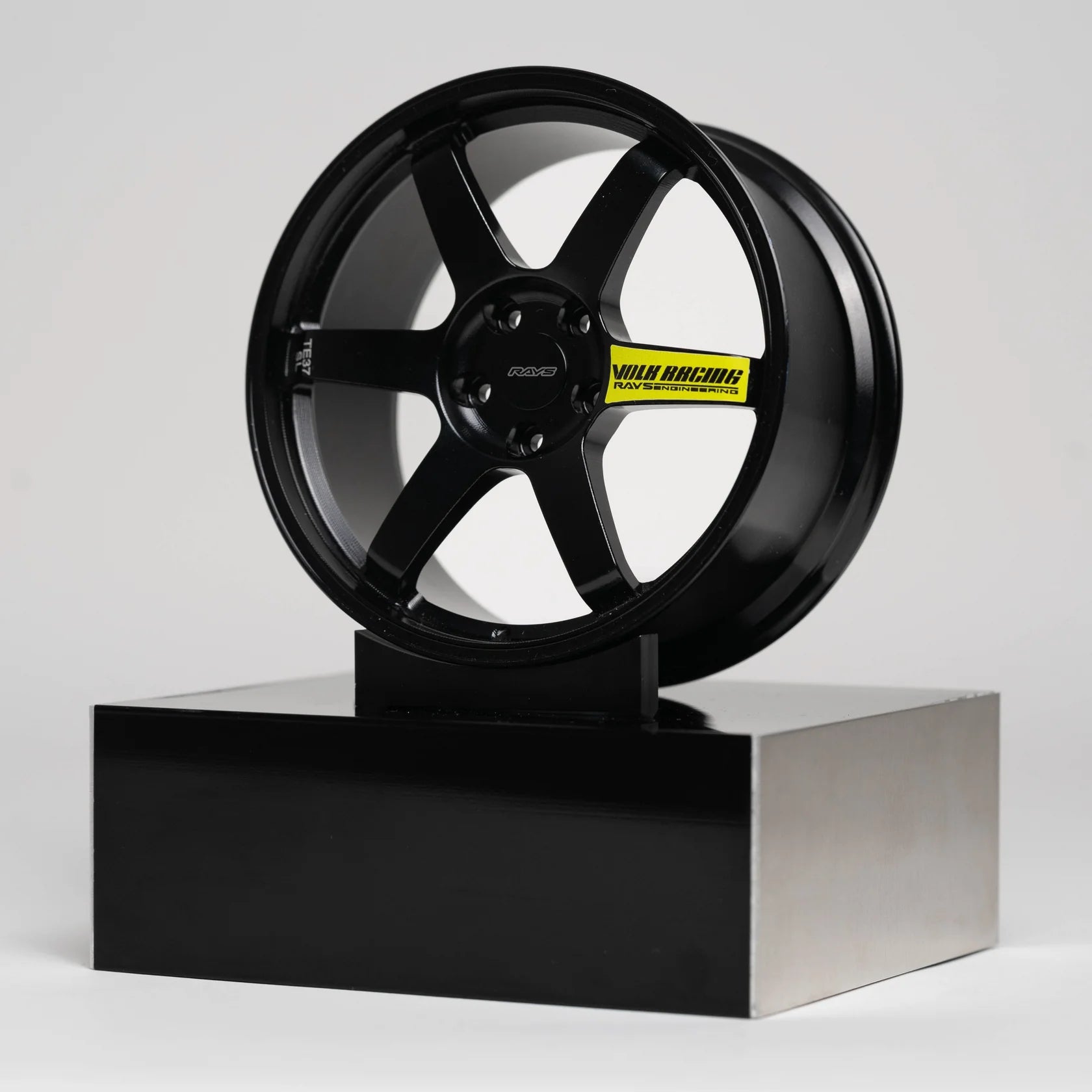Miniaturfelge im RAYS TE37 Design in schwarz gelb– Maßstab 1:5 aus Aluminium